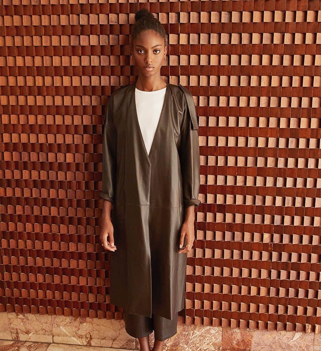 イネスエマレシャルのインスタグラム：「Effortless confidence with Glamour coat ✨  Have you already seen the new collection Spring-Summer ‘21 (link in bio)? ♥️  Photography by @annabelle_tiaffay Model @laurina_lbn  Hair/Make up @melaniesergeff Creative Director @chiyoungbang  #inesetmarechal #musthave #fashion #essentials #winter #cosy #mood #sustainablefashion #frenchfashion #style #parisienne #elegant #elegance #luxe #prestige #leather #inspiration #lookoftheday #madeinfrance #france #paris #frenchbrand #style」