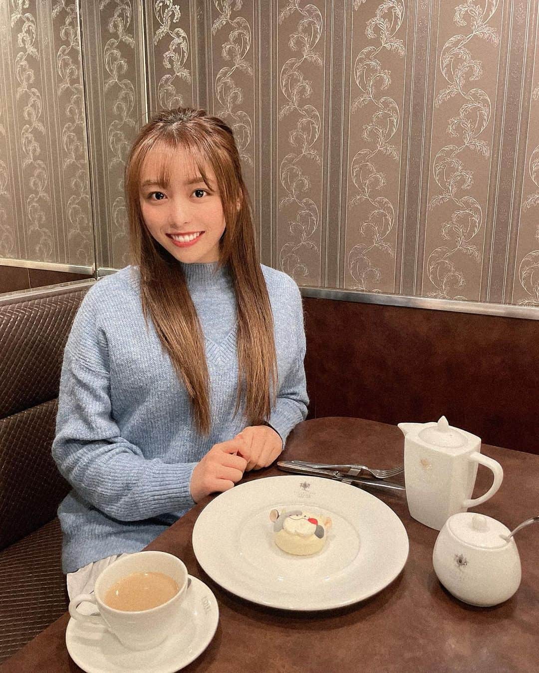 のインスタグラム：「🐮さんケーキぱくりッ❤️ #丑 #カフェ　#ポアール #ポアール帝塚山 #可愛いケーキ　#お洒落　#カフェ巡り　#poire  #2021 #丑年」