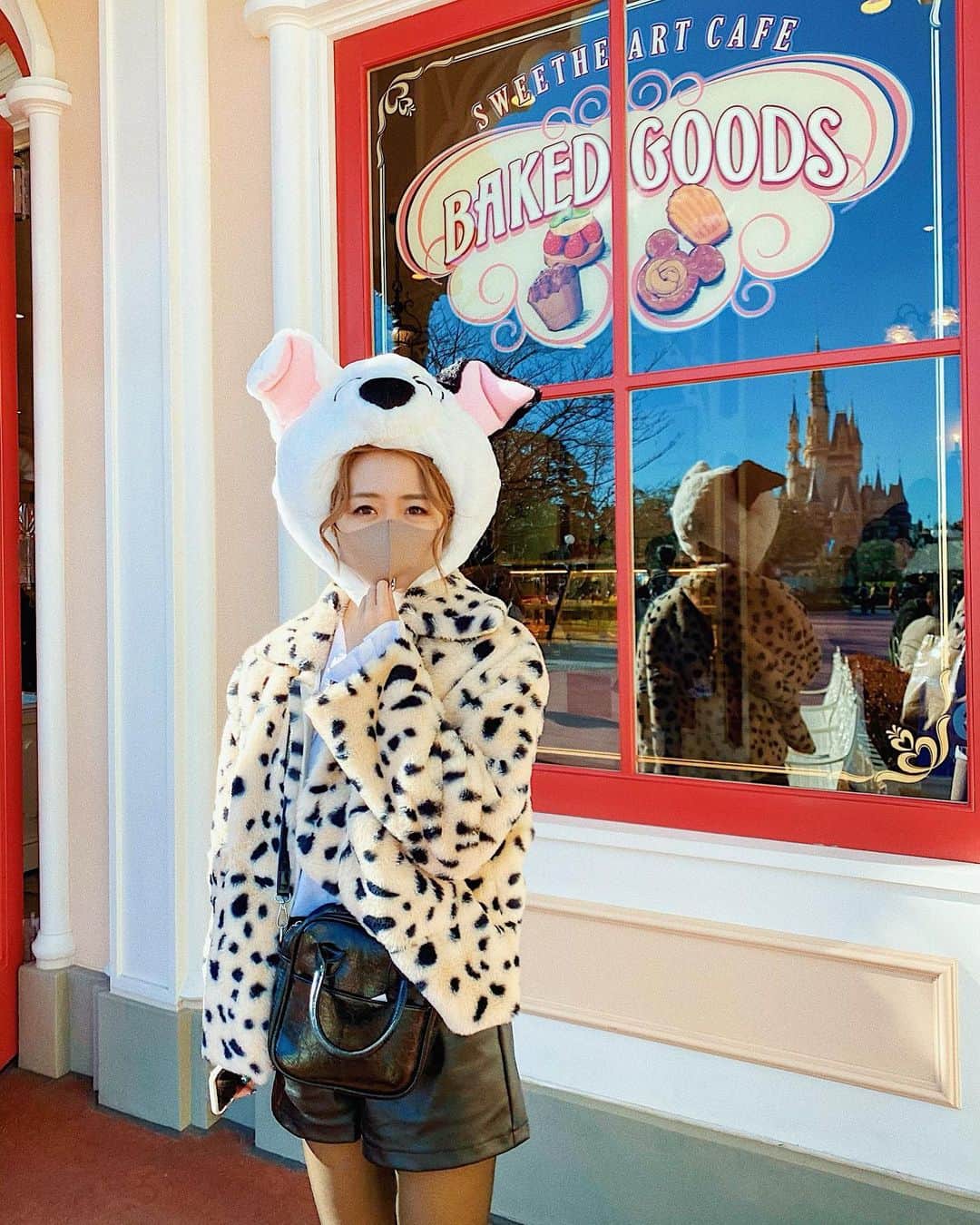 のインスタグラム：「🐶💭🦴﻿ ﻿ ﻿ #スウィートハートカフェ に﻿ 骨パンがあるか確認して、﻿ なかった時の写真です😕🥲💭💔笑﻿ (マスクでも悲しそうなのわかる笑) ﻿ ﻿ 窓になっちゃん(@nakajima_natsuki )﻿ うつってるね🐶💭﻿ 可愛いね🐶🤳笑﻿ ﻿ ﻿ ﻿ ﻿ ﻿ 質問もらった レザーのショートパンツは﻿ @beep_ss 👖💫 ﻿ またロングブーツが流行ったから﻿ スカート以外も欲しくって😌🖤﻿ でもこの日はタイツに合わせてました🤣💕﻿ 𓂃 𓈒𓏸 ‎𓂃 𓈒𓏸 ‎𓂃 𓈒𓏸 ‎𓂃 𓈒𓏸 ‎𓂃 𓈒﻿ #disneysisters_jp 🐶﻿#中島姉妹」