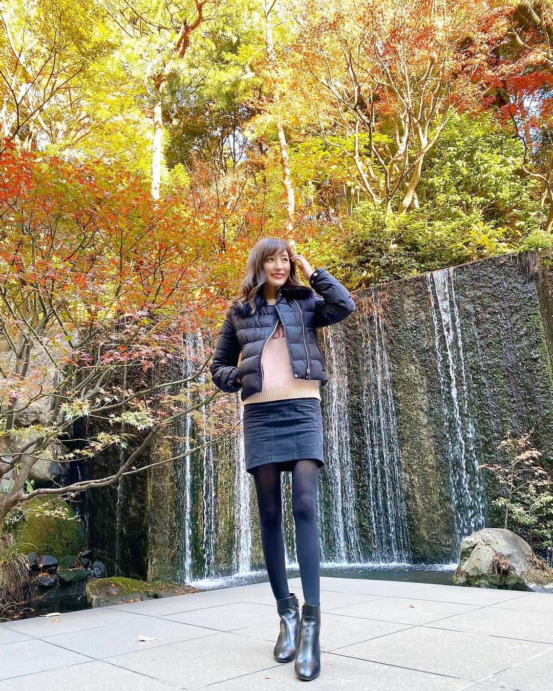 小林真由のインスタグラム：「お正月休みも終わり通常モードスタート💫﻿ こんなに正月感が少ない年始は初めてかも？﻿ だけど体はしっかり緩み続けてます🥲﻿ お餅が美味しかったんだから...🍡﻿ ﻿ 今年も美味しいもの食べて﻿ 沢山笑える1年にしたいです。﻿ ﻿ ﻿ outer: #prada﻿ tops: #redvalentino﻿ skirt: #ysl﻿ boots: #louisvuitton﻿ ﻿ 　﻿ ﻿ ﻿ DMで子育てをされているママさんからのメッセージによく目元をうるっとさせてます。同じ気持ちの人がいると思うだけですごく励まされるし、私なんかより大変な状況の方が多くて頭が下がる。育児の毎日は大変なこともあるけど、今の一瞬を大切に楽しんで過ごしたいですね😌←自分に1番言い聞かせてる﻿ なんともバタバタでなかなかお返事できてませんが本当に感謝してます🙏✨心を込めて🥺﻿ ﻿ ﻿ ﻿ ﻿ #2021年 #正月 #コーデ #ママコーデ #女の子ママ #男の子ママ #ママライフ #コーディネート #2歳 #生後5ヶ月 #ベビー #二人育児 #いつコ ﻿#プラダ #レッドヴァレンティノ #サンローラン #ルイヴィトン  写真だけマスク外してます☃️」