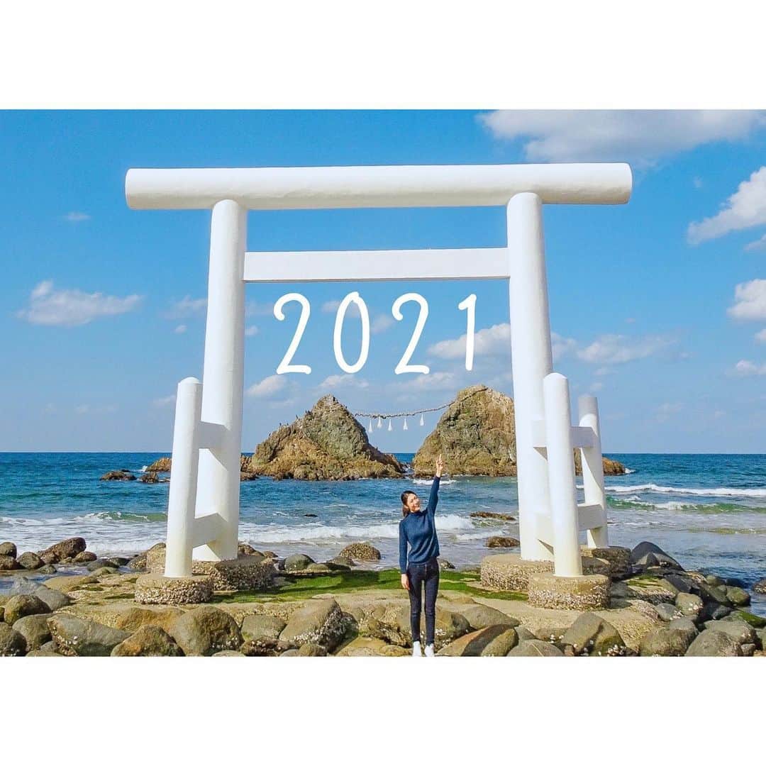 加藤侑紀のインスタグラム：「希望今年能夠好好放出去年充滿的電😊 ・ 昨年の充電が、放電できる一年になりますように😊 ・ ・ #充電期間終了 #コツコツチャレンジ #充滿正能量💪 #一步一步慢慢走 #海上神社 #海に浮かぶ神社 #海辺の神社 #桜井神社⛩ #櫻井神社⛩️ #日本九州之旅 #日本趴趴走 #早く旅行行きたいな #旅好き女」