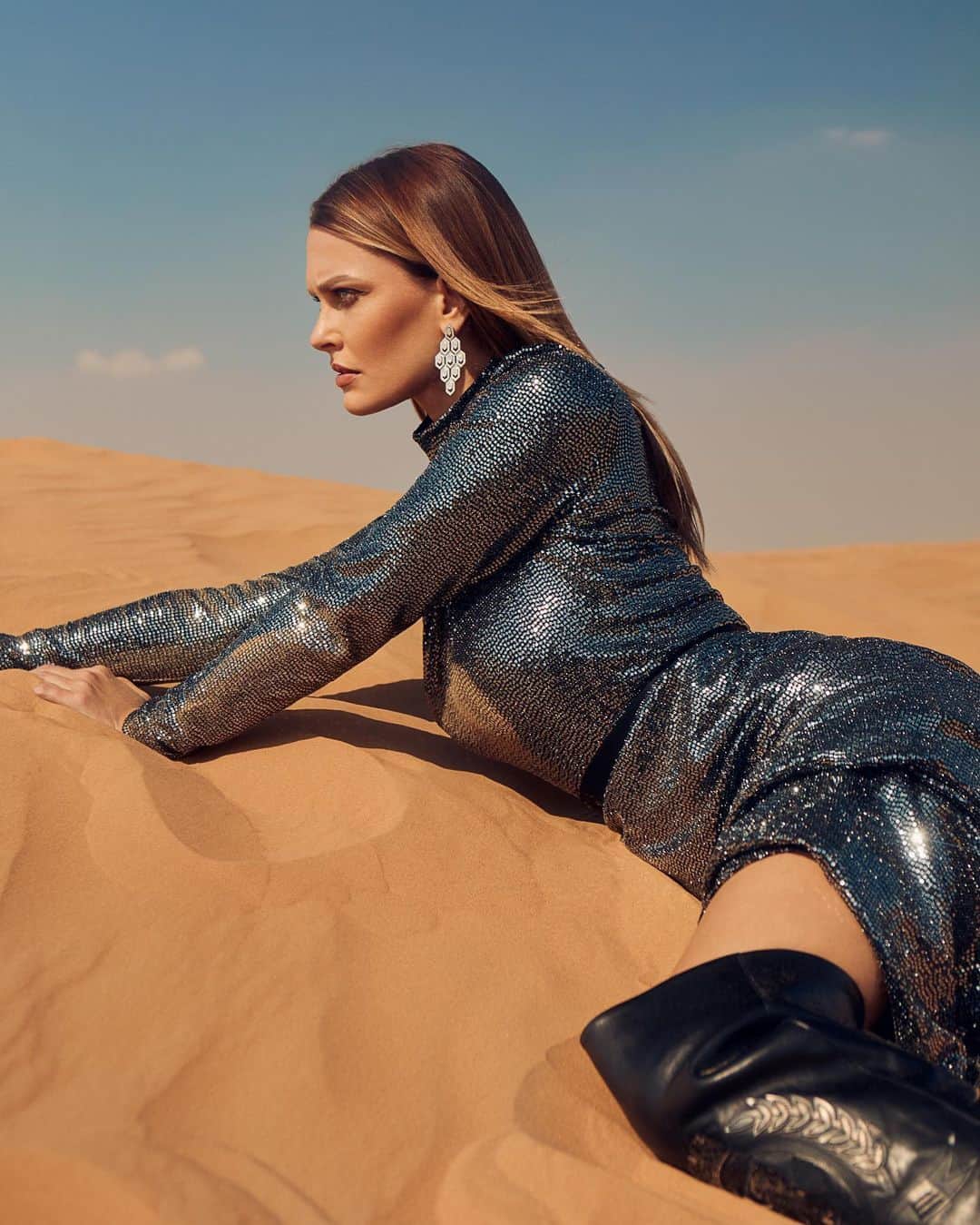Caroline Receveurのインスタグラム：「@lofficielarabia by @kenzalebas 🤍  Location @sonara_camp Photographer @kenzalebas  Videographer @lughass MUA @bethanyleah_mua  Hairstylist @hamzahairdresser  Stylist @maconsultancy.ae Assistant @Martina_pierucci  Post Production @retouch_by_yul_zh  Directed by @forevermrsam」