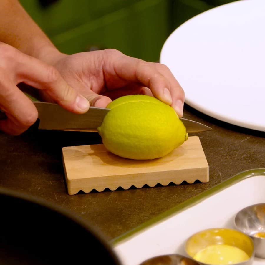 栗原心平さんのインスタグラム写真 - (栗原心平Instagram)「栗原心平も使用している、ちょっとした食材を切りたいときに便利な、手のひらサイズのまな板「チョイまな板」を入荷しました！  レモンなどを切る時にも、大きいまな板を洗わないで済みます。裏面では野菜の皮向きもできて機能的です！  商品詳細は画面タップでご確認いただけます。  #家で作ろう #栗原心平 #shimpeikurihara #ごちそうさまチャンネル #料理 #レシピ #簡単」1月4日 17時21分 - gochisosamachannel