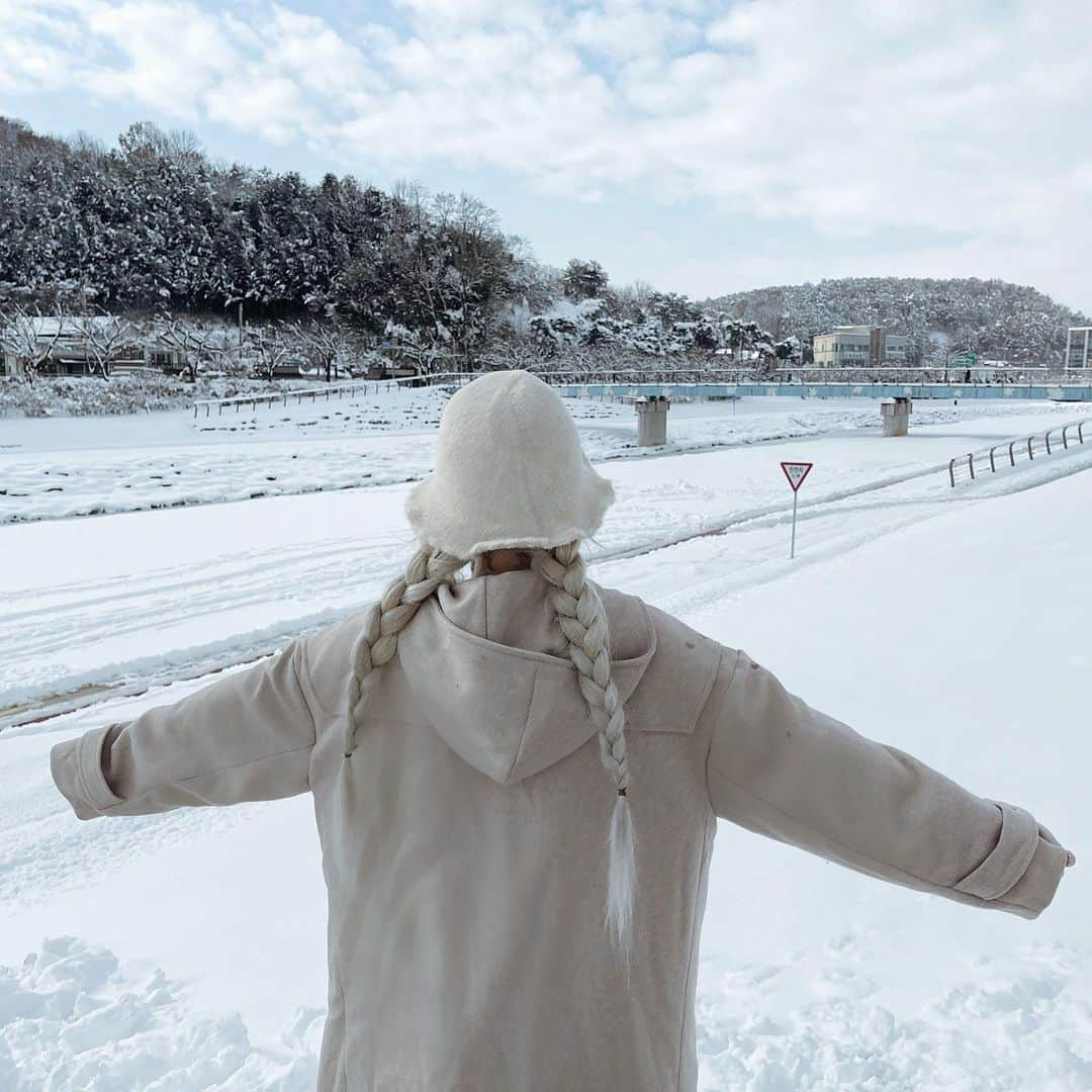 オ・ジウンさんのインスタグラム写真 - (オ・ジウンInstagram)「우리 집 앞 너뮤 예뿌쥬 눈 거의다 녹았는데 내일부터  또온대요☃️  🤍제이숲 헤어팩 D-3」1月4日 17時14分 - gini_s2_