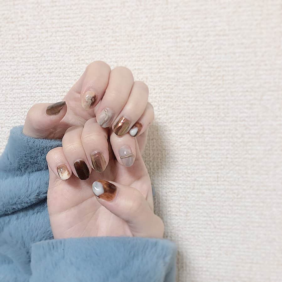 樹麗のインスタグラム：「💎  友達がしてくれたねいる。 ぎゃんかわいいいい。 もうプロやん。  いい新年のスタートになりそです。 ありがとお🙈  #gelnails#鼈甲#mirror#marble#💎」