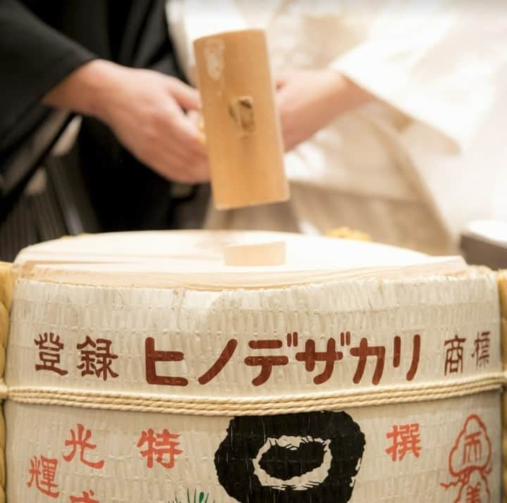 KIYOMIZU京都東山 公式さんのインスタグラム写真 - (KIYOMIZU京都東山 公式Instagram)「. 和婚で人気の演出といえば 鏡開き！ ゲストにとってもシャッターチャンスの瞬間に* 披露宴でゲストも盛り上がります◎ . ---------------------- . @kiyomizu_kyoto_higashiyama をフォローし 【#kiyomizu京都東山】で検索してくださいね❖ . #スタイルズ花嫁  #KIYOMIZU京都東山  #KIYOMIZU花嫁 #ブライダルハウスtutu  #シェアーズヘアメイク #kiyomizu #wedding #ウェディングレポ #チャペル #ブライダルフェア #プレ花嫁 #卒花 #結婚式 #結婚式場 #結婚式準備 #京都 #京都花嫁 #関西花嫁 #京都婚 #令和花嫁  #大人花嫁 #DRESSY花嫁  #鏡開き #和婚  #ウェディングフォト #和婚演出 #披露宴 #披露宴パーティー #披露宴レポ」1月4日 17時16分 - kiyomizu_kyoto_higashiyama