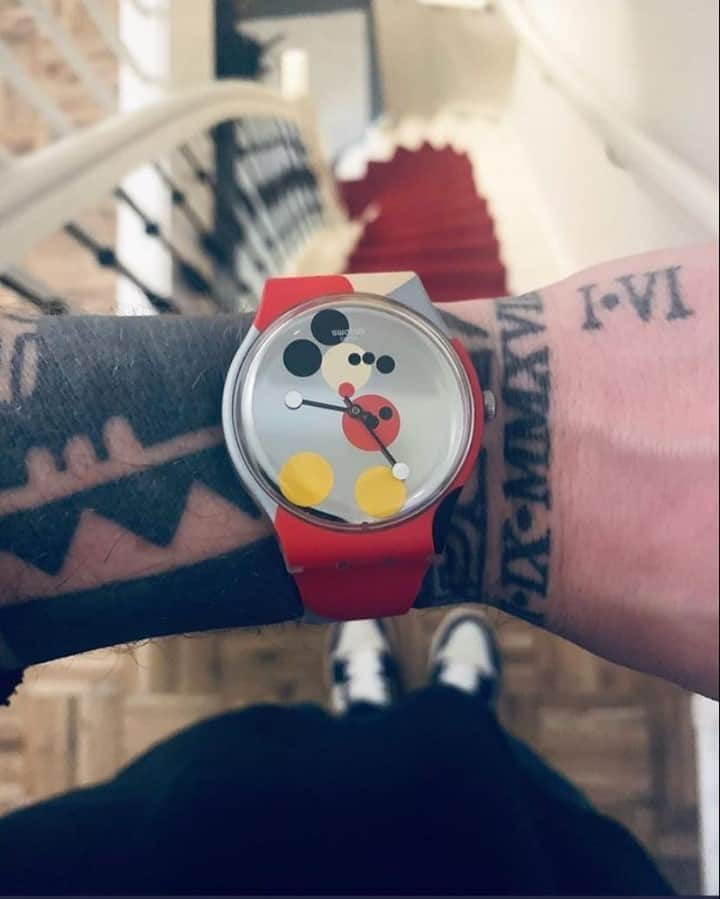 Swatchさんのインスタグラム写真 - (SwatchInstagram)「#throwback to our last #MickeyMouse and @damienhirst collab, back in 2018. We're still in love with this design, but more than ready for what's coming this time! What would you like to see next?  Thank you for refreshing our memories @kloffiehaarlem!」1月4日 17時20分 - swatch