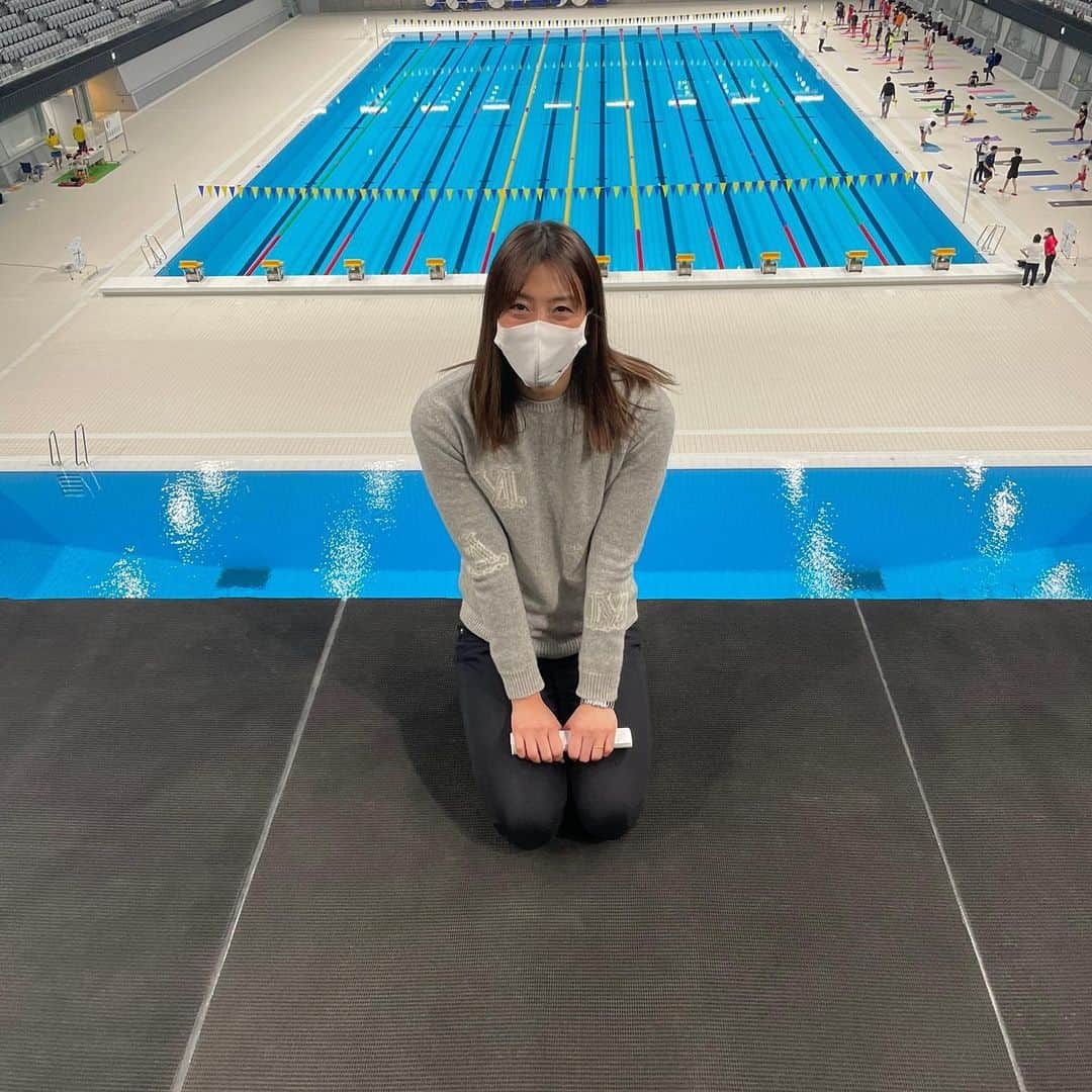 寺川綾さんのインスタグラム写真 - (寺川綾Instagram)「今朝は東京アクアティックスセンターへ🏊‍♀️🏊‍♂️ 東京都小学生強化選手の練習にお邪魔させていただきました。 このオリンピックプールで、子供達は何を思いどんな事を感じながら泳いだんだろう。 将来が楽しみです☺️ そして、10mの飛び込み台にも登らせていただきました💡 足が竦む〜🤣 オリンピック本番、この風景がどんな景色に変わるのか、登った選手にしか見られない特別な景色、きっと凄いんだろうな〜🇯🇵 #東京都水泳協会 #小学生強化選手 #東京アクアティックスセンター #中村礼子さん #上田春佳さん」1月4日 17時19分 - terakawaaya_official
