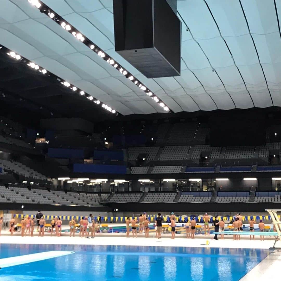 寺川綾さんのインスタグラム写真 - (寺川綾Instagram)「今朝は東京アクアティックスセンターへ🏊‍♀️🏊‍♂️ 東京都小学生強化選手の練習にお邪魔させていただきました。 このオリンピックプールで、子供達は何を思いどんな事を感じながら泳いだんだろう。 将来が楽しみです☺️ そして、10mの飛び込み台にも登らせていただきました💡 足が竦む〜🤣 オリンピック本番、この風景がどんな景色に変わるのか、登った選手にしか見られない特別な景色、きっと凄いんだろうな〜🇯🇵 #東京都水泳協会 #小学生強化選手 #東京アクアティックスセンター #中村礼子さん #上田春佳さん」1月4日 17時19分 - terakawaaya_official
