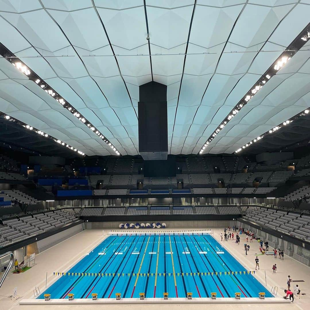 寺川綾さんのインスタグラム写真 - (寺川綾Instagram)「今朝は東京アクアティックスセンターへ🏊‍♀️🏊‍♂️ 東京都小学生強化選手の練習にお邪魔させていただきました。 このオリンピックプールで、子供達は何を思いどんな事を感じながら泳いだんだろう。 将来が楽しみです☺️ そして、10mの飛び込み台にも登らせていただきました💡 足が竦む〜🤣 オリンピック本番、この風景がどんな景色に変わるのか、登った選手にしか見られない特別な景色、きっと凄いんだろうな〜🇯🇵 #東京都水泳協会 #小学生強化選手 #東京アクアティックスセンター #中村礼子さん #上田春佳さん」1月4日 17時19分 - terakawaaya_official