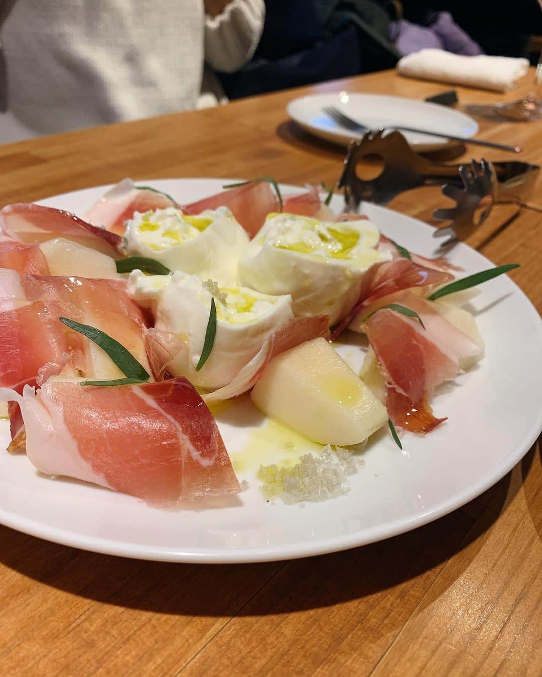 小西翼さんのインスタグラム写真 - (小西翼Instagram)「. 年末に食べまくり、 飲みまくりでした☺️🤍 たのしかったなぁ〜。 チーズがたまらなく美味しかった！ . まいまゆのお誕生日おめでとう🎂💕 #神戸#quatro」1月4日 17時20分 - tucha_k
