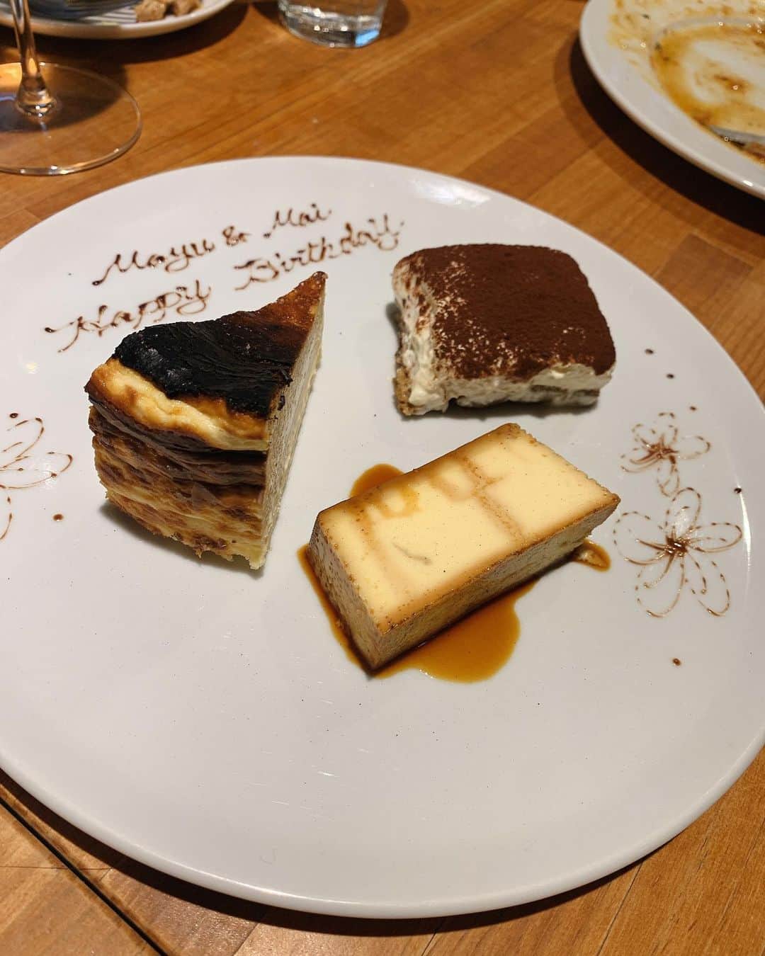 小西翼さんのインスタグラム写真 - (小西翼Instagram)「. 年末に食べまくり、 飲みまくりでした☺️🤍 たのしかったなぁ〜。 チーズがたまらなく美味しかった！ . まいまゆのお誕生日おめでとう🎂💕 #神戸#quatro」1月4日 17時20分 - tucha_k