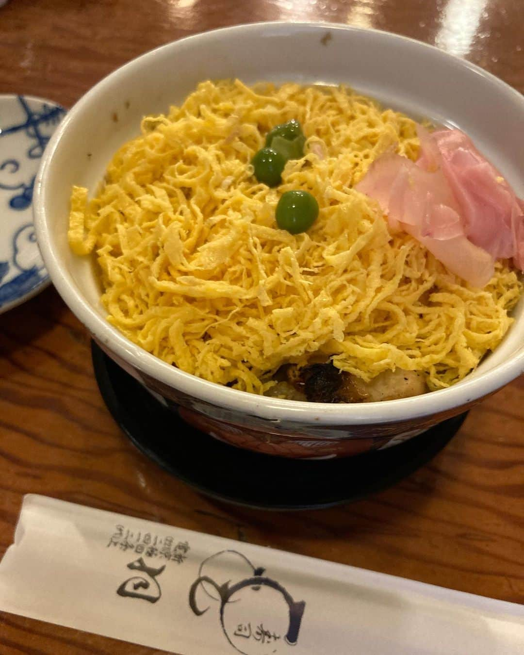 村田千弥さんのインスタグラム写真 - (村田千弥Instagram)「あ！新京極でこれ食べました😋 #寿司乙羽 さんの #蒸し寿司 。 #きらきん の中継コーナーで #ワダちゃん が食べてて気になっていたので。  ほわっほわの錦糸卵の下にうなぎ。 酢飯は蒸されているので、お酢の酸味がほどよく抜けて優しい甘みが際立っていて美味しかった〜。 酢飯が苦手な方、子どもにもおすすめ。 ちょっと小ぶりなので、娘とひとつを分けたら全然足りませんでした。笑  #新京極 歩いていたら店先の蒸籠からもわもわ湯気が立ってるので、すぐ分かるはず！あったまりました〜。  #京都 #京都グルメ #京都観光 #京都歩き  #初心者京都歩き #こどもと京都 #京都ビギナー」1月4日 17時30分 - chr.0429