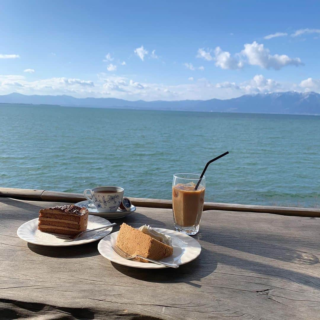 小山倫可のインスタグラム：「・ ・ とんでもなくアクセス悪かったけど琵琶湖きれいやった〜〜☕️💭  #シャーレ水ヶ浜 #滋賀カフェ #カフェ巡り #cafe」