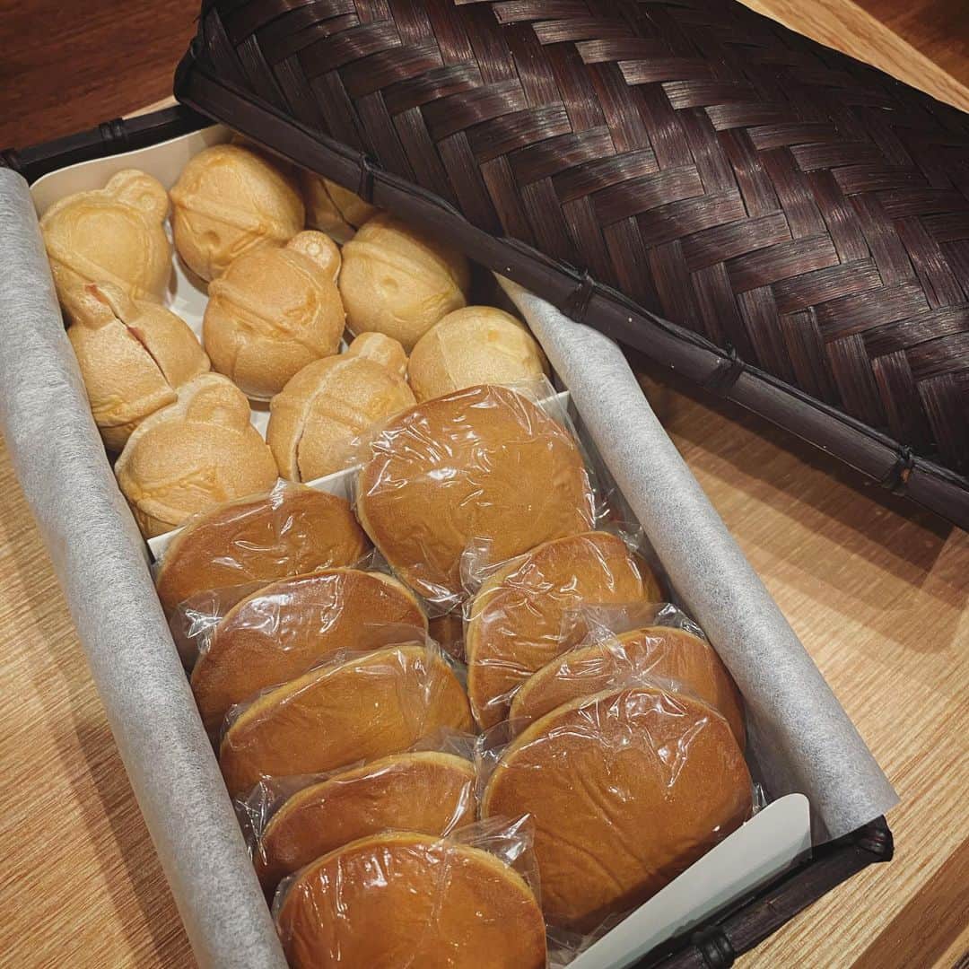 畑野ひろ子のインスタグラム：「お年賀にいただいた鈴懸の生菓子。  もちもちしたどら焼きも、鈴の形のサクサク最中も大好き🥰  #鈴懸 #お年賀」