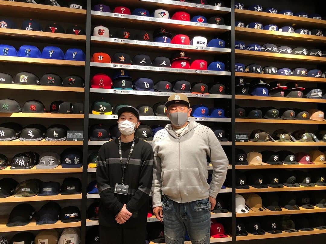 小田幸平のインスタグラム：「NEW ERAららぽーと横浜店に行ってきました❗️帽子大好きで今全部で110個ぐらい👒🧢👑⛑特にNEW ERAの帽子最高。いつもお世話になってる店長とパシャ📷#にゅーえらきゃっぷ#読売ジャイアンツ#中日ドラゴンズ#ららぽーと横浜#帽子#横浜#はげch#最高#帽子集め」