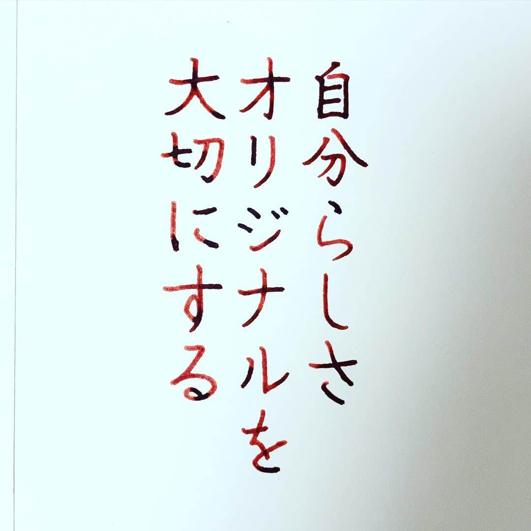 NAOさんのインスタグラム写真 - (NAOInstagram)「あけましておめでとうございます⛩ 今年もよろしくお願い致します🎍 2021年大切にしたいこと！ 簡単に言うと自分を大切にする事✨ 自分に正直に！素直に！ ＊ 皆様は2021年大切にしたい事は何かありますか？ ＊ ＊ ＊ ＊ ＊ ＊  #楷書 #素直  #漢字 #正直 #2021 #自分 #人生　#大切 #大切 #他人 #好き #関係性  #風の時代  #名言  #手書き #手書きツイート  #手書きpost  #手書き文字  #美文字  #japanesecalligraphy  #japanesestyle  #心に響く言葉  #格言 #言葉の力  #ガラスペン  #ペン字  #文房具  #字を書くのも見るのも好き #万年筆」1月4日 17時31分 - naaaaa.007