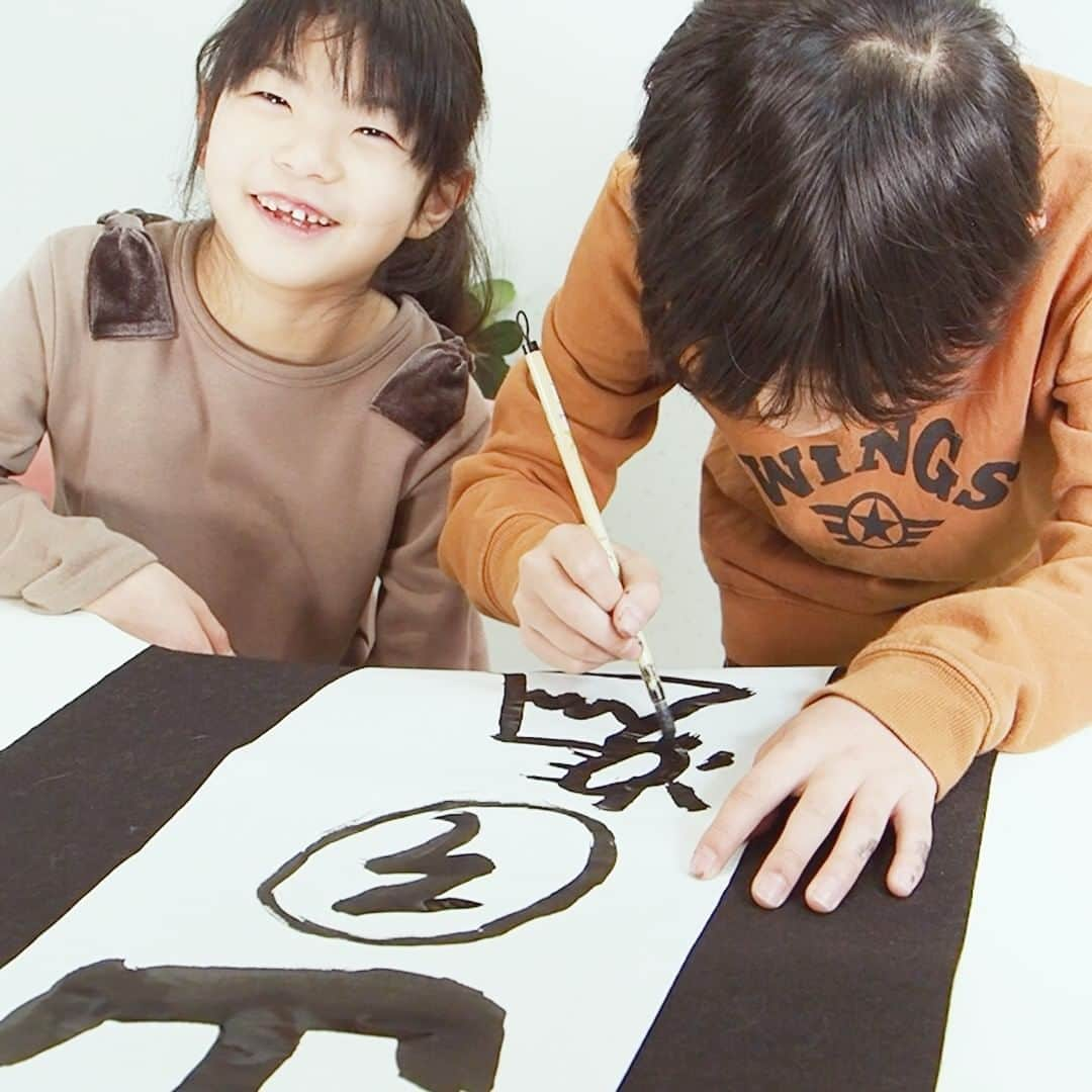 Kids Of Ninjaさんのインスタグラム写真 - (Kids Of NinjaInstagram)「書き初めをしました😊  ２０２１年の目標をテーマに ふたりはどんな言葉を書くのかな？と楽しみにしてました😆  おとは初めての習字でドキドキ そうは力強く習字ができました🥰  動画はプロフのリンクからご覧いただけます✨  ✼••┈┈••✼••┈┈••✼••┈┈••✼ #子供との大切な時間 #ママライフ #インスタキッズ #コドモノ #コズレ #子育て中ママ #女の子ママ #子育てあるある #6歳ママ #9歳ママ #兄妹ママ #ママライフカメラ #親バカ部 #スマイル育児 #子どもと暮らす #子供のいる暮らし #ママリ #まますたぐらむ #kodomo #love_kodomo_japan」1月4日 17時28分 - ninjapalette