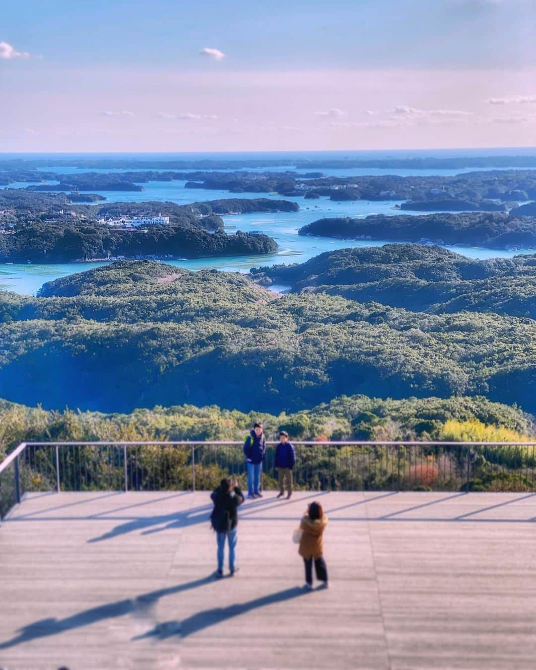 hama_aki_pppさんのインスタグラム写真 - (hama_aki_pppInstagram)「三重県志摩市#横山展望台  Location Mie Japan    2021年1月撮影　 　　　 仲良し親子の記念写真🤗💕  #日本の絶景  #美しい日本　 #こころから #伊勢志摩  #英虞湾  #タビジェニ　 #花のある風景　 #top_favorite_shots  #inspring_shot  #beautiful_kansai  #japanesegarden  #loves_united_japan  #igbest_shots  #best_moments_landscape  #rakutentravel  #deaf_b_j  #be_one_natura #ig_color  #deaf_bestshot_japan  #ig_myshots  #bestpicturesgallery  #otonatabi_japan」1月4日 17時28分 - hama_aki_ppp