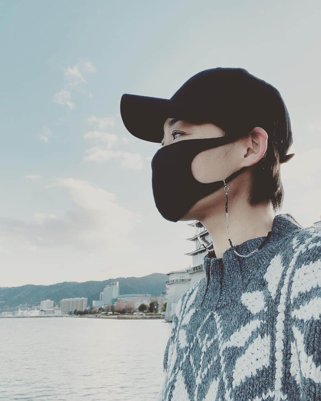 大島央照のインスタグラム：「想いはあるものの、文章を書くのは苦手。なぜななら、本をあまり読んでこなかったから。活字よりもビジュアルや経験でインプットしてきたから仕方ないといい聞かせつつ、もう少しボキャブラリーがあったらなと、煮詰まり、ランニング兼ねて琵琶湖が見える場所へ散歩にいきました。せっかくだからと思い　@coffeehouse.chocola のおすすめのパンケーキをたべました、笑。いい天気で景色も良くて、美味しかったです✨  新しい年、世間はまた新たな風向きになっていて、考えることがいっぱい。  さぁ、それもこれも楽しんでいきましょ。体にはきをつけて。  #sea #琵琶湖 #sky #夕暮れ #パンケーキ #滋賀カフェ #なぎさのテラス #コーヒーハウスショコラ #楽しみがいっぱい #2021 #仕事始めの方頑張ってください #良い一年に」
