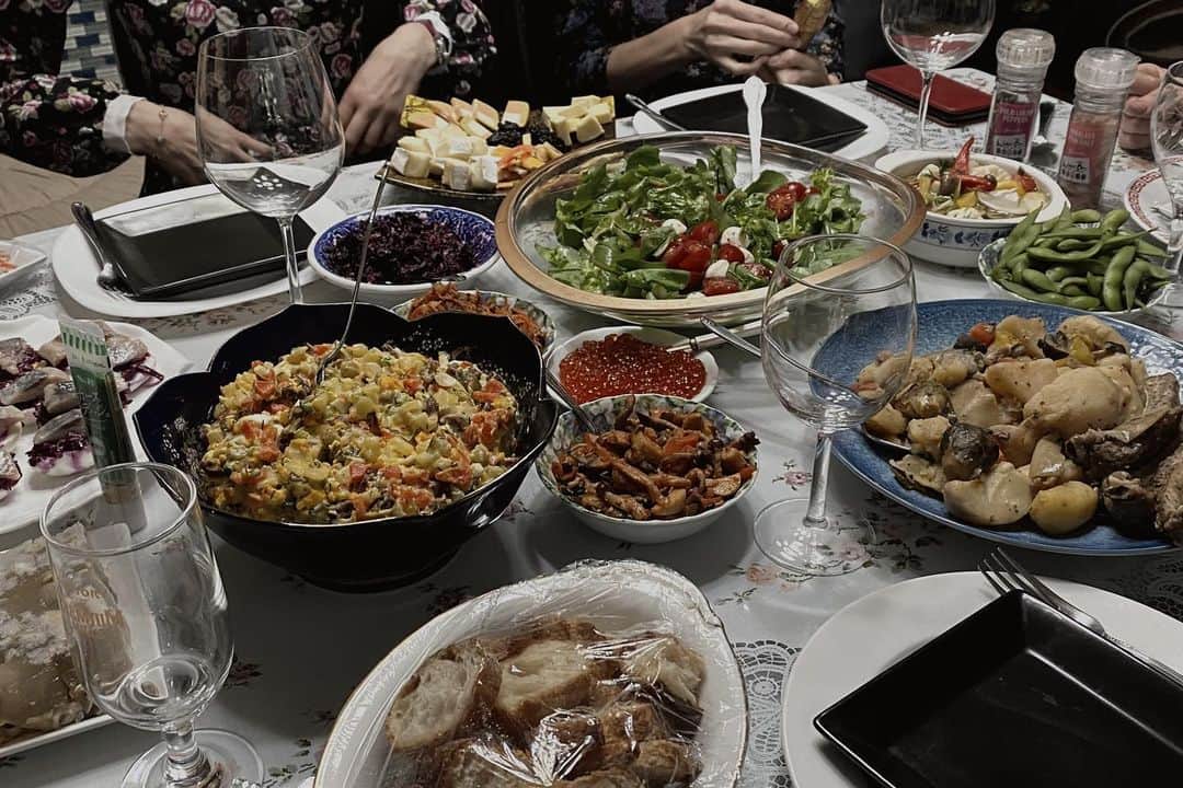 IA（アイエー）さんのインスタグラム写真 - (IA（アイエー）Instagram)「新年は友達や家族と別荘でホームパーティーしたヨ！ ご飯が美味しくてちょっと食べすぎた🤏 ロシアの家庭料理は本当美味しい。質問あったらなんでも聞いて〜😚🖤」1月4日 17時39分 - iaiaiaz5