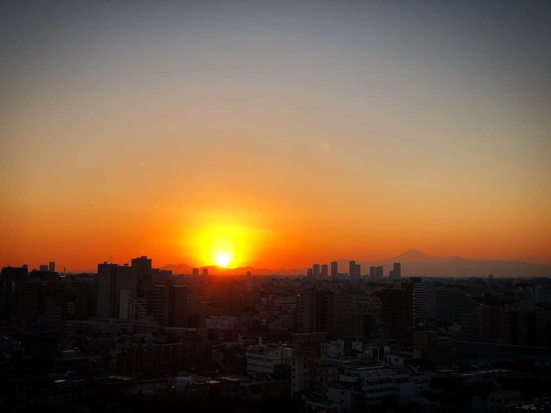 のインスタグラム：「良い天気が続いてますね〜🌅皆様は、正月どのように過ごしましたか？僕は、長男がストライダーに乗るのが上手くなってスピードも速いので一緒にランニングしている毎日です☺️東京オートサロンも中止になり、仕事始めが遅くなったなー😅」