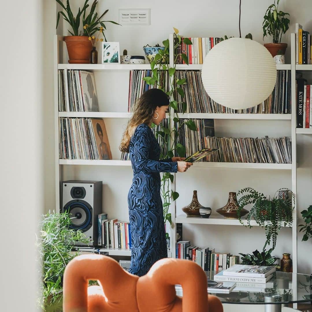 The Modern Houseさんのインスタグラム写真 - (The Modern HouseInstagram)「After the release of The Modern House magazine last September, this year we’ll be sharing a select number of features from our inaugural issue, from interiors and food to design and architecture stories. We visited our very own @coreyhemingway at her flat in south-east London, which houses her prized vinyl and art collection. Head to our bio to read more on how she uses her home as a space for relaxation.」1月4日 17時34分 - themodernhouse