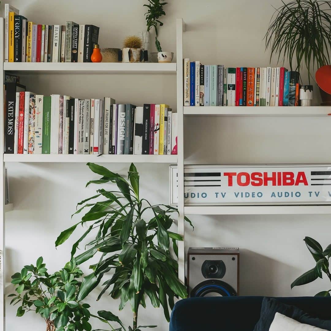 The Modern Houseさんのインスタグラム写真 - (The Modern HouseInstagram)「After the release of The Modern House magazine last September, this year we’ll be sharing a select number of features from our inaugural issue, from interiors and food to design and architecture stories. We visited our very own @coreyhemingway at her flat in south-east London, which houses her prized vinyl and art collection. Head to our bio to read more on how she uses her home as a space for relaxation.」1月4日 17時34分 - themodernhouse