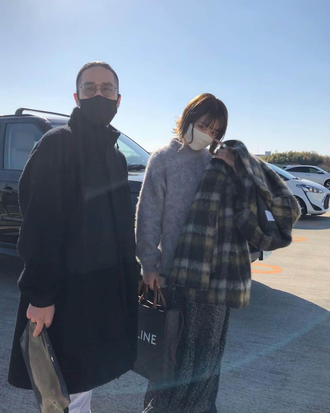 のインスタグラム：「1月4日でお店の1周年です🎈  専門学校から一緒ですが 白井氏の新たな一面も沢山みれて 楽しそうな姿が私も嬉しい1年間でした。  スタッフも集まってくれて(これが一番嬉しい😂) それぞれが個性豊かで穏やかな日々がしあわせです。  2人で撮った写真ほぼないから 今日撮ってもらったもの🌅　  2021年もよろしくお願い致します🐄」