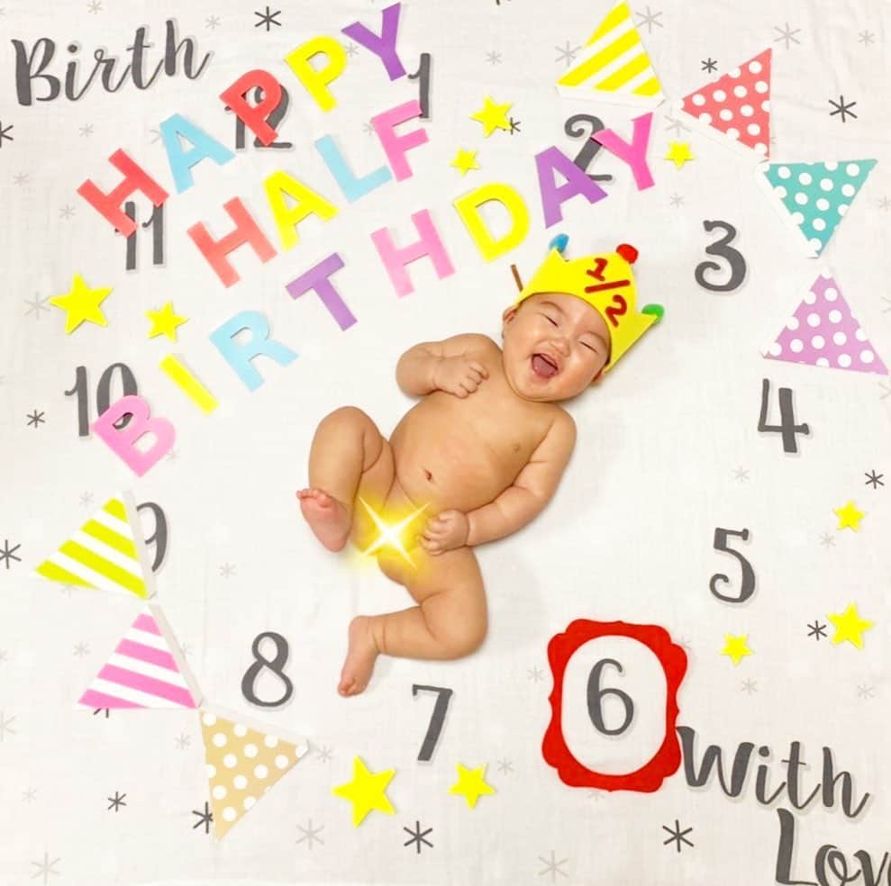 のインスタグラム：「. HAPPY HALF BIRTHDAY🎉👶 今日で㊗️生後6ヶ月⭐️ #わたべんちのまはろくん #生後6ヶ月 #おめでとう #めっちゃ笑うやん #めっちゃ股開くやん #下の歯はえてきたよ #寝返りなかなかしないよ #男は黙って拳しゃぶり #halfbirthday #寝相アート」