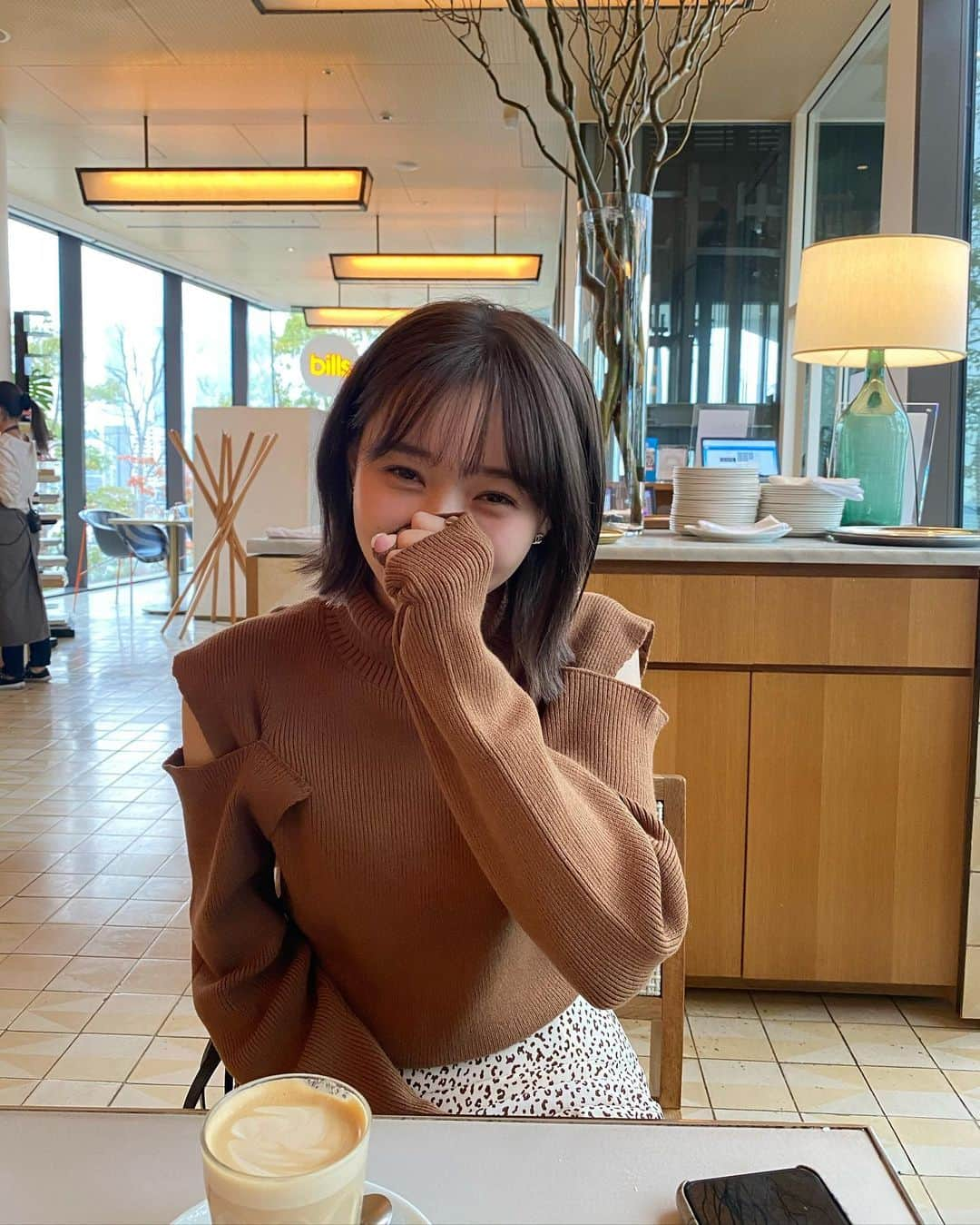 江野沢愛美さんのインスタグラム写真 - (江野沢愛美Instagram)「いつかの🤤♥️恥ずかしくなってる bills好きですまた早く行きたい 今年もカフェや喫茶店に行けますように 喫茶店のクリームソーダが年末からずっと飲みたい  Knit @stella_tokyo.jp  skirt @holidayandholiday_official」1月4日 17時37分 - enosawa_manami