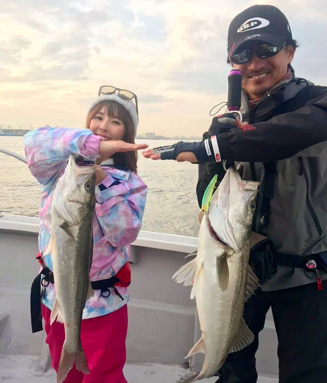 井上直美さんのインスタグラム写真 - (井上直美Instagram)「釣りビジョン「フィッシングトライアスロン」みてくださいましたかな？(^^) 写真はその時に並木さんとダブルキャッチしたシーバス君。せっかくなのでT（並木さん）ポーズ！並木さんはじめ出演者様がテレビでしか見た事ない凄い方々で、かなり緊張しちゃいましたが、皆さん優しく接してくれて嬉しかった( ´ ▽ ` )まだまだリピート放送もあるのでみてね♡この特番は凄いです！！！ 　#釣り　#釣りガール　#釣りビジョン　#正月特番　#フィッシングトライアスロン　#釣り好きな人と繋がりたい  #並木敏成 プロ  #井上直美　#なおチンぎょ」1月4日 17時37分 - naochingyo