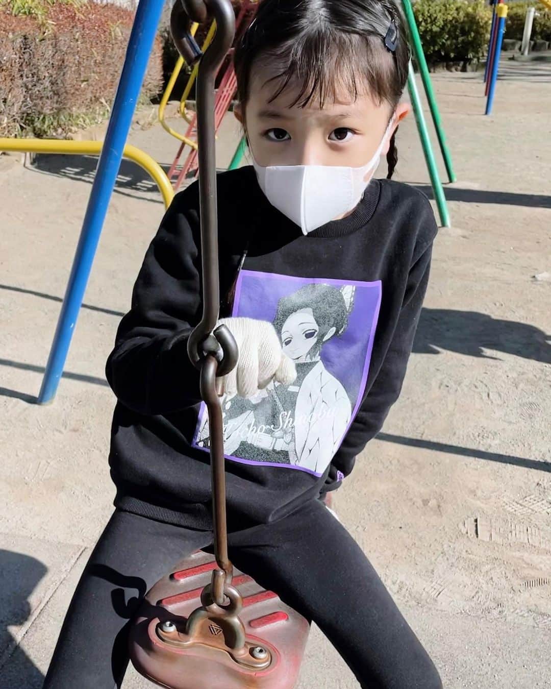 EMIのインスタグラム：「⭐︎ 年末年始で鉄棒に目覚めた人♡ #やっと回転出来るようになったよ #手袋じゃなくて100均の軍手 #滑り止め付いてて公園遊びに👍🏻」