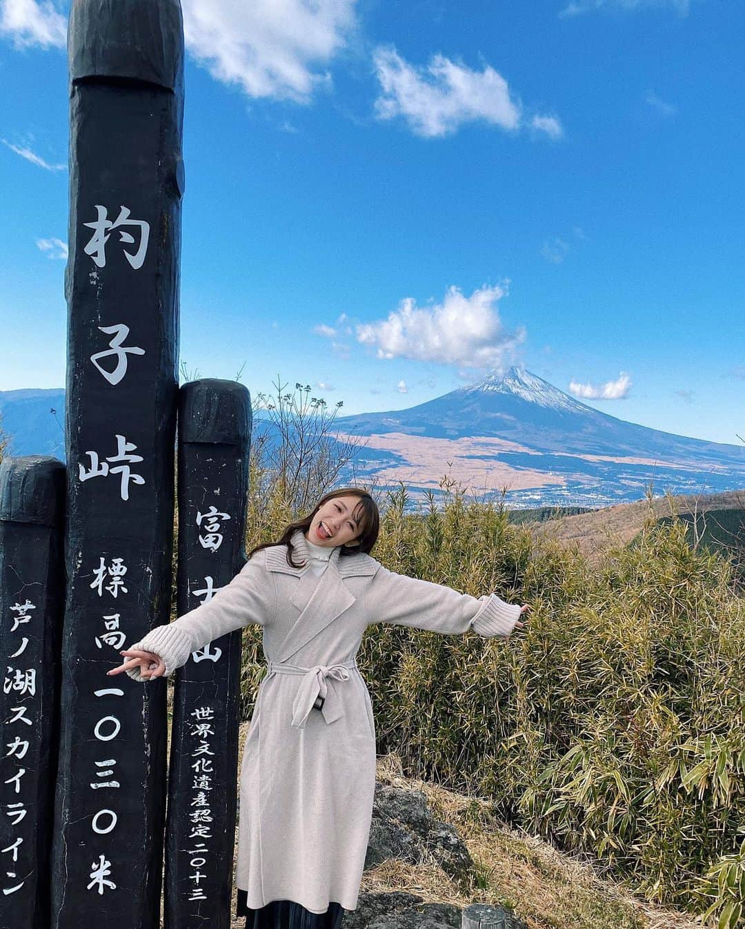 山本瑠香さんのインスタグラム写真 - (山本瑠香Instagram)「2021年 初投稿っ‼︎☀️  あけましておめでとうございます🎍🇯🇵 富士山を見に行ってきました🗻  今年もいーっぱい応援してくださると嬉しいです✨🤍 . . それにしても 2枚目の首の角度🥵笑笑  #2021 #あけおめ #happynewyear #富士山 #芦ノ湖 #新年」1月4日 17時41分 - mckg2020_no3