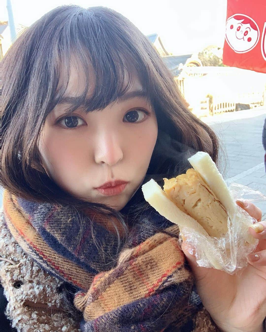 白井佑奈さんのインスタグラム写真 - (白井佑奈Instagram)「⛩💗⛩💗 . . 👑湯気がもくもく！店頭で作る出来たての玉子サンド👑 . 引き続き、伊勢神宮 おかげ横丁食べ歩き編🍴 . やきもの泰二郎(川西屋)さんで1個170円のハイコスパ玉子サンド食べました😆💕 . しっとりとした食パンに、フワフワな厚焼き玉子✨ . 見た目はギュッ！としてるけど、口に入れたら出汁の効いた厚焼き玉子がとろけたぁ🤤 ' ほんのり甘い味付けで、熱々なのよ❣️ 包んであるラッピングを取ると、たちまち湯気がむわぁって立ちのぼる🥺💕 . . 土日祝限定メニューらしいので、行く時には注意してね🐰🤍 . . . ＊＊＊＊＊＊＊＊＊＊ やきもの泰二郎 川西屋 @isejingu.official  ＊＊＊＊＊＊＊＊＊＊ . プロフィールリンクはこちら👉 @yuna_smile0130  . . #伊勢神宮 #伊勢神宮おかげ横丁 #伊勢神宮グルメ #伊勢 #伊勢カフェ #伊勢旅行 #やきもの泰二郎 #玉子サンド #たまごサンド #卵サンド #厚焼き玉子 #厚焼き玉子サンド #フルーツサンド #赤福 #初詣 #初詣⛩ #三重旅行 #三重グルメ #三重県カフェ #女子旅 #タビジョ #グルメ女子 #グルメ好きな人と繋がりたい #グルメスタグラム #sweets #isejingu #japanesegirl #fff #tabijyo #egg」1月4日 17時43分 - yuna_smile0130