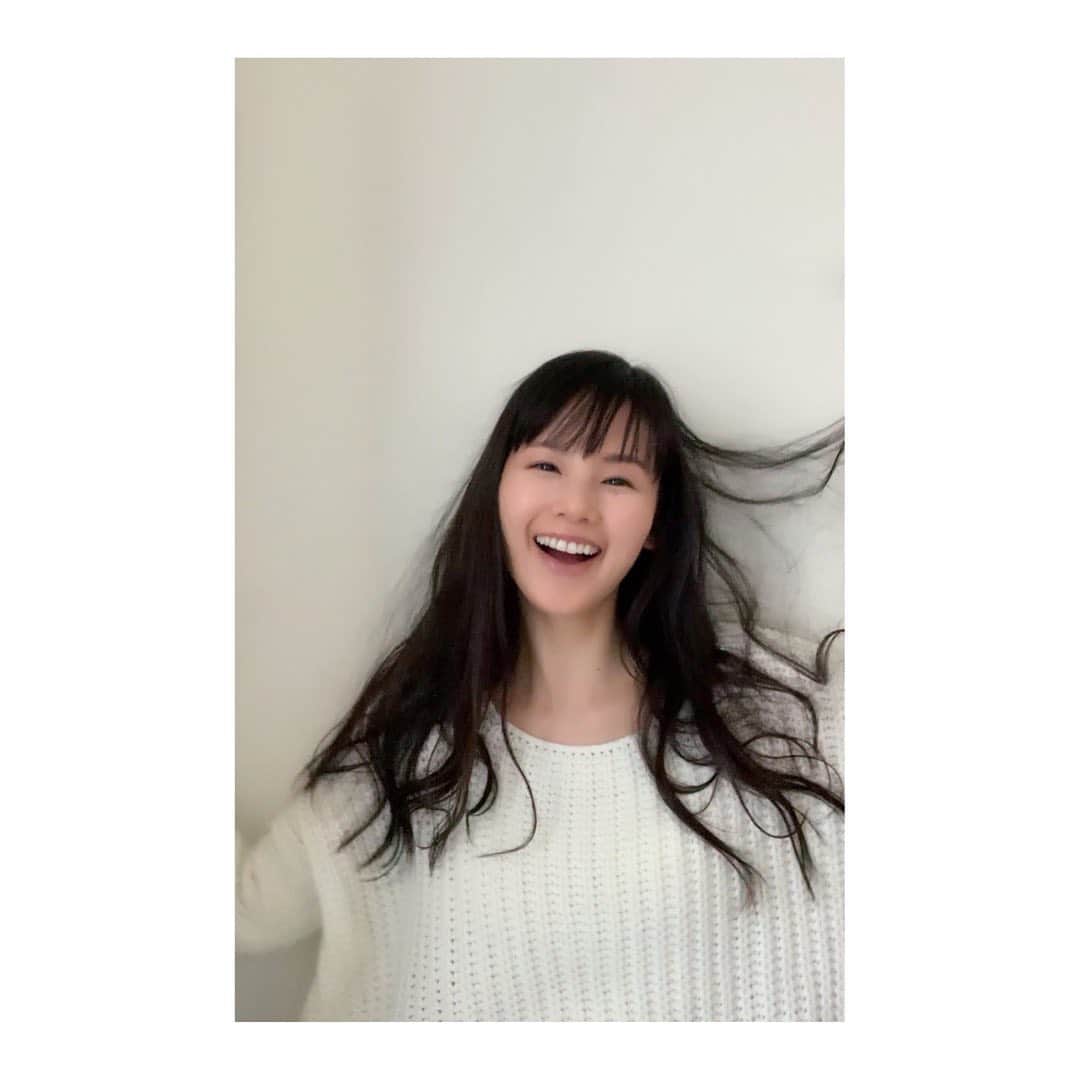 小西真奈美さんのインスタグラム写真 - (小西真奈美Instagram)「新年が明けて少し経ちましたけど、  笑う門には？ 😃  それにしても静電気がすごいな😅  でもとにかく健康で、 皆さんの健康を願いながら、 笑顔の元になれるように がんばりたいと思う新年です。  いつも笑顔と元気の元をくださって ありがとうございます😌  #Smile #😊」1月4日 17時44分 - manami.official