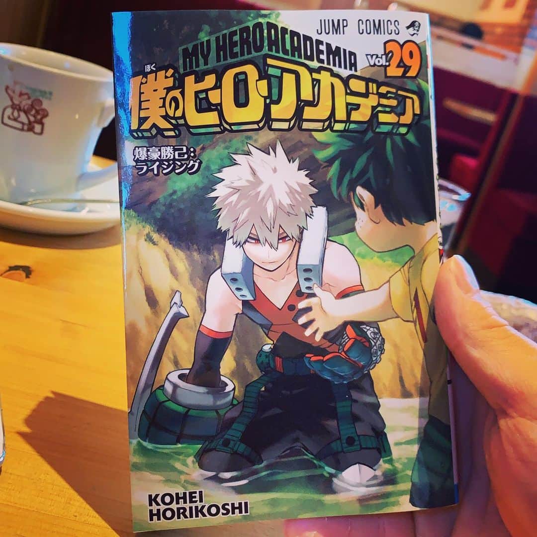 のインスタグラム：「🎍あけましておめでとうございます🎍  2021年もプルスウルトラでいきます！！！🔥🔥  #表紙から泣かせにきてる」