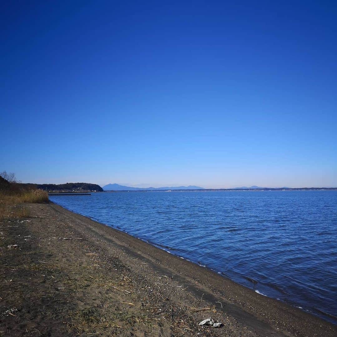 三島葉子のインスタグラム：「2021年新年あけましておめでとうございます🎍﻿ 昨年末に木工作家滝下達さんのアトリエに伺った時の霞ヶ浦の美しい青の風景。﻿ 遠くに見えるは筑波山。雅称つくばね。﻿ 古の神さまが筑波山に泊めてもらった御礼に「天地(あめつち)とひとしく 月日と共同(ともに)人民集いよろこび 飲食豊かに 代々絶ゆることなく 日々に弥栄え 千秋万歳たのしみ窮(きわま)らじ」と言葉をのこした。﻿その通り、茨城は自然の恵みとパワー豊かなところ。﻿ 2021年前半はここからインスピレーションを頂いて佳いお仕事が出来そうです💨﻿ ﻿ みなさま本年もどうぞよろしくお願いいたします💠﻿ ﻿ 3月に参画させて頂くイベントがこの青の風景のように清々しい会となりますように✨﻿ ﻿ #滝下達 さん﻿ @tassi_roots #山崎修 さん﻿ #ふたりの感性レベルがすごい﻿ #ガリャルダガランテ﻿ #表参道﻿ #霞ヶ浦﻿ #お菓子試作中﻿ #フードコーディネーター﻿ #フードリリース﻿ #三島葉子」