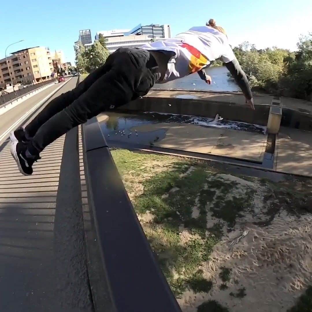 レッドブルのインスタグラム：「how to make a swift exit (as told by @domtomato) 👋 😎  🎥 : @golesparkour  #redbull #givesyouwiiings #freerunning #bridge #jump #heights」