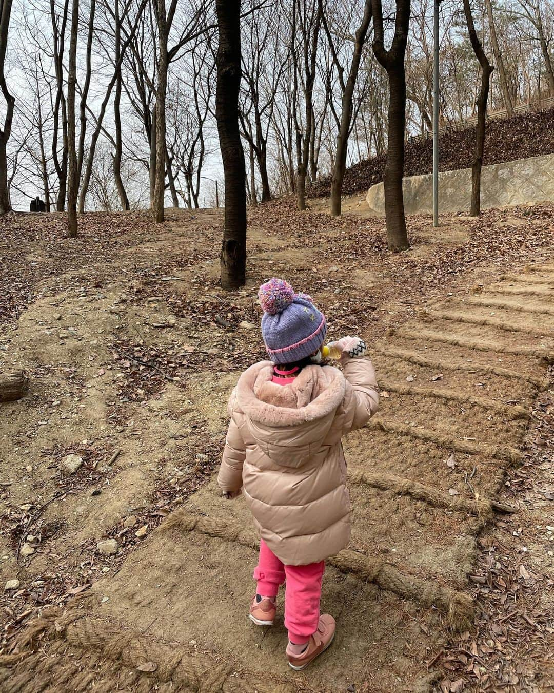 キム・ソンウンさんのインスタグラム写真 - (キム・ソンウンInstagram)「오빠 체력훈련하러 동네 산으로~~ 엄마랑 윤하는 밑에서 놀고 있고  오빠는 혼자 팔각정 찍고 내려오심👍🏻 하루가 길다~~~ #하하하남매⚽️」1月4日 17時49分 - ssung916