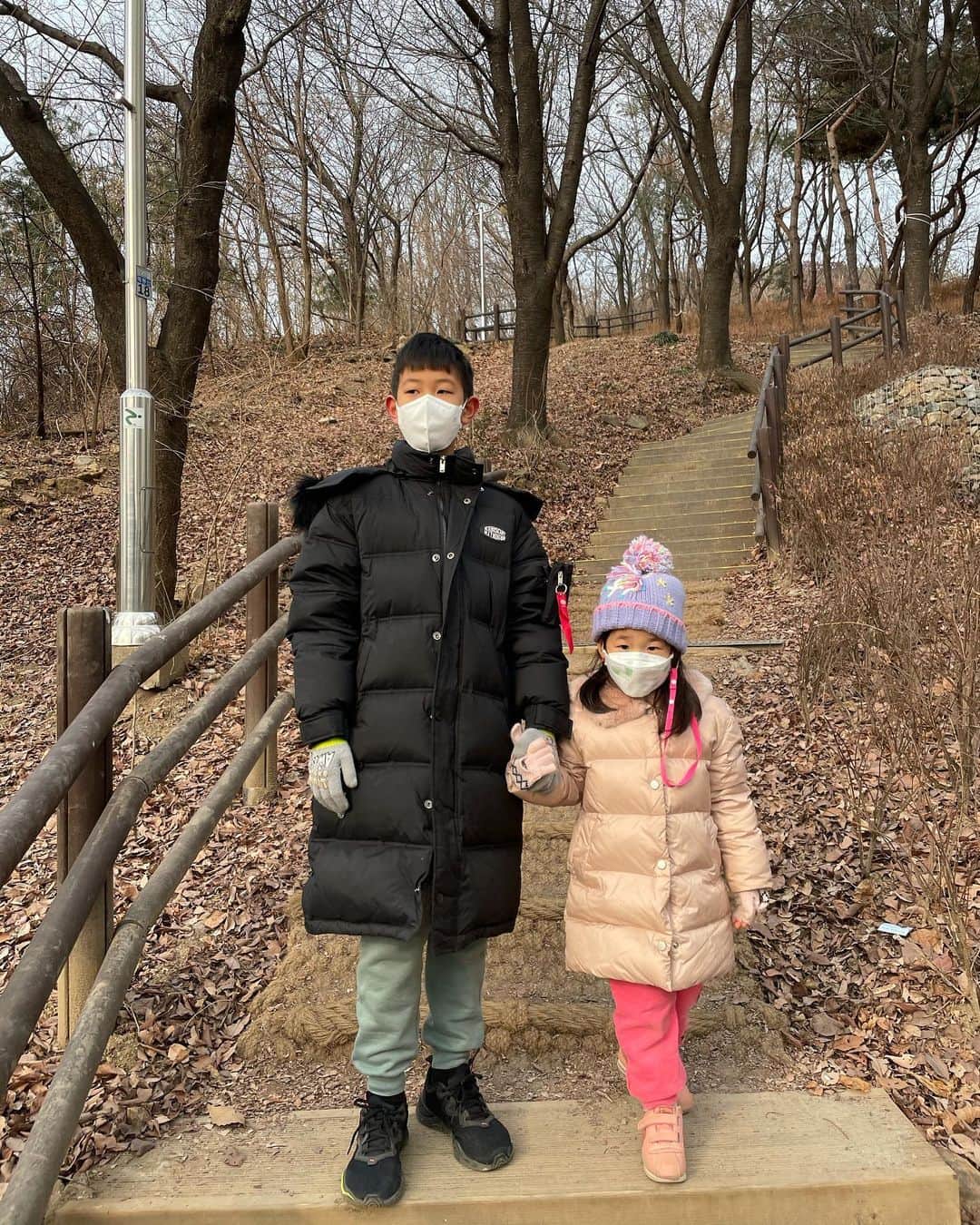 キム・ソンウンさんのインスタグラム写真 - (キム・ソンウンInstagram)「오빠 체력훈련하러 동네 산으로~~ 엄마랑 윤하는 밑에서 놀고 있고  오빠는 혼자 팔각정 찍고 내려오심👍🏻 하루가 길다~~~ #하하하남매⚽️」1月4日 17時49分 - ssung916