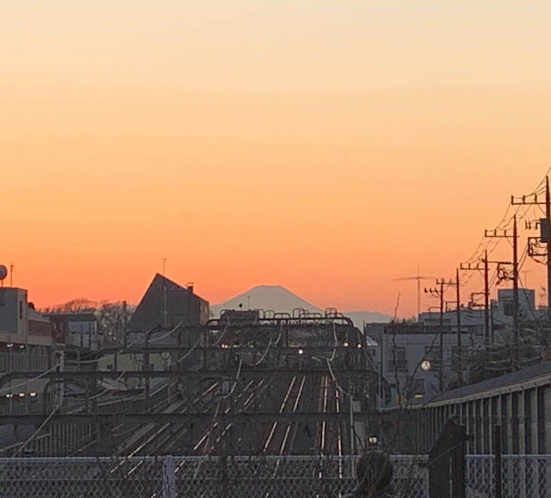 一三さんのインスタグラム写真 - (一三Instagram)「#夕焼け#空 と#富士山 と。  #お年玉 代わりに，#綺麗 な#景色 を皆さんにお裾分け。  #sunset #fujiyama #mtfuji #風景 #景色 #絶景 #sky」1月4日 17時49分 - ichizou.co.jp