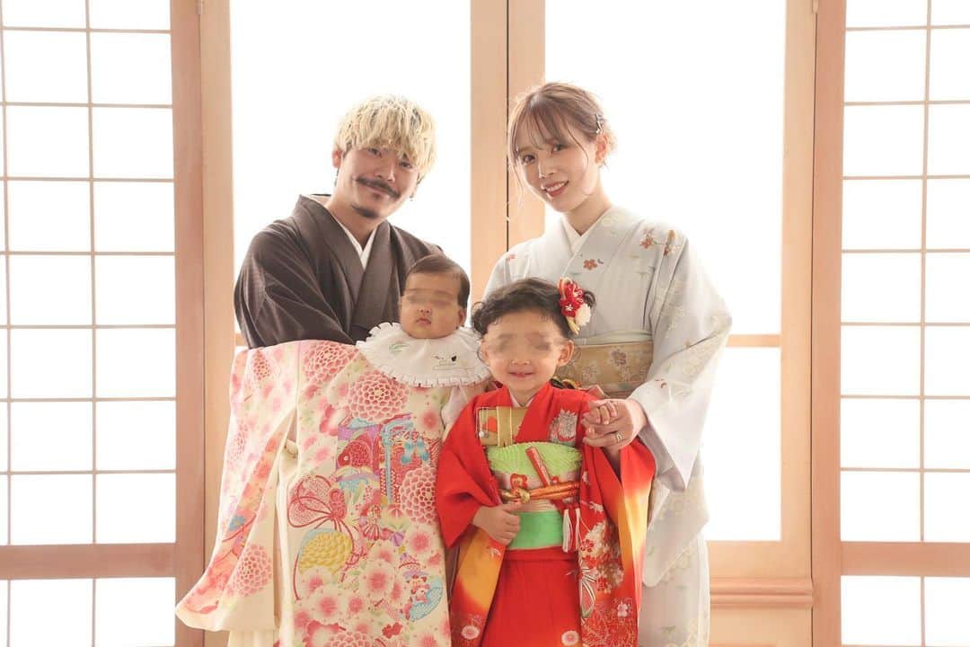 目見田早弥子のインスタグラム：「🎍♡ あけましておめでとうございます! 今年は長女が春から幼稚園に入るので 楽しみと不安と寂しさと期待と..。 個人的な目標としては 妊娠で増えた体重を戻して身も心も引き締めること😂 好きなことを思いっきり楽しんで 家族仲良く楽しく過ごしたいです🕊 ⠀ 写真は長女の七五三と次女のお宮参りの記念撮影を 同時にしたときのものです👘 長女は私が七五三で着ていた着物を着ました♡」