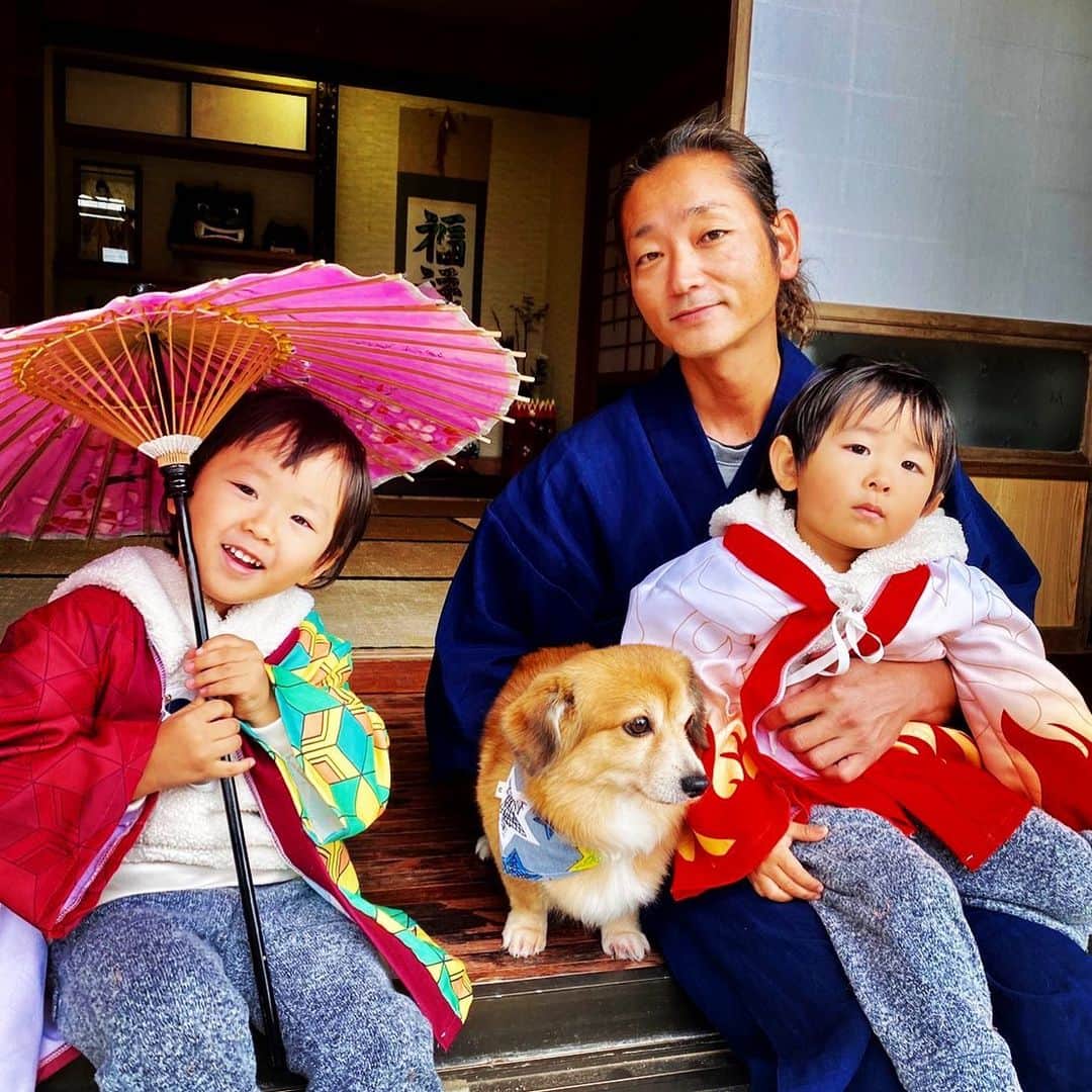 宮良忍（SHINOBU）のインスタグラム：「新年、明けまして、おめでとうごさいます🎍 2020年は、コロナもありながらの営業でしたが、民宿宮良に来て頂いたゲストの皆様、ありがとうございました！ ぶっちゃけ、そんな時だからこそ、当たり前だった日常より、皆様に歩み寄ろうとしていました。 年はあけても、コロナは明けていない。 ならば、戦い続ける。 明けるまでね！ 今年もまた、皆様の旅の手伝いを、 応援させて下さいね🤙🏽  #小浜島 #挑戦の年 #20年前から心の時代を叫ぶ男 #感謝 #僕ら家族のスタイル #スタイルを築く事 #バランスを保つ事 #生き方を遊ぶ事 #リスペクトを学ぶ事」