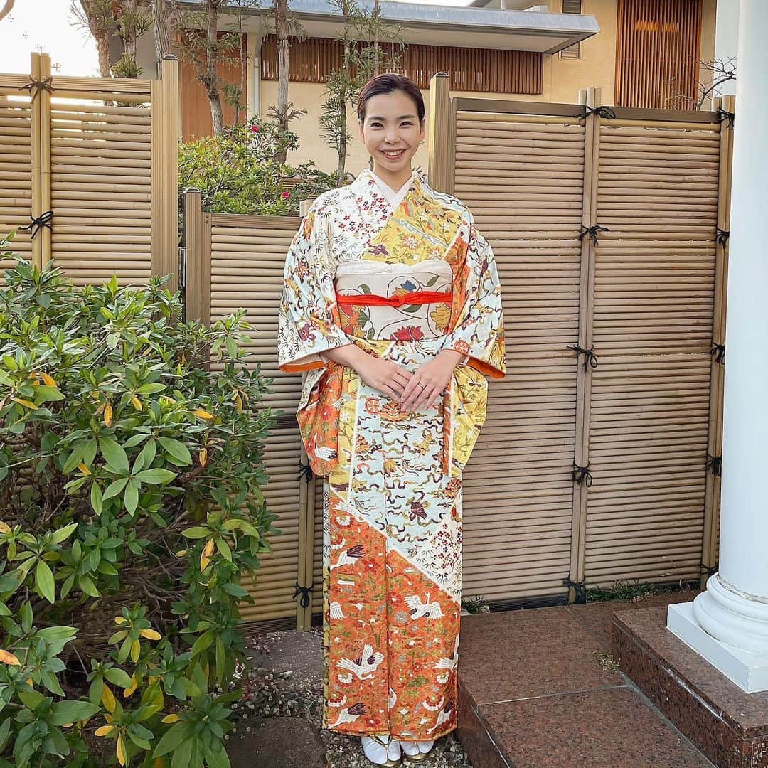 深井愛のインスタグラム：「🐮モウ31ですので笑いジワも目尻のシワも生きた証としてさらけ出します堪忍しておくんなはれ🐮 . . この総柄はパワーがある時じゃないと負けちゃうくらい強いので、 食っちゃ寝超回復できた今日、やっと初めて着られた🥰 . 大切な人の前でくしゃくしゃに笑えてたら優勝🏆 相手が瞬きの瞬間を撮る名人だとしても👍」