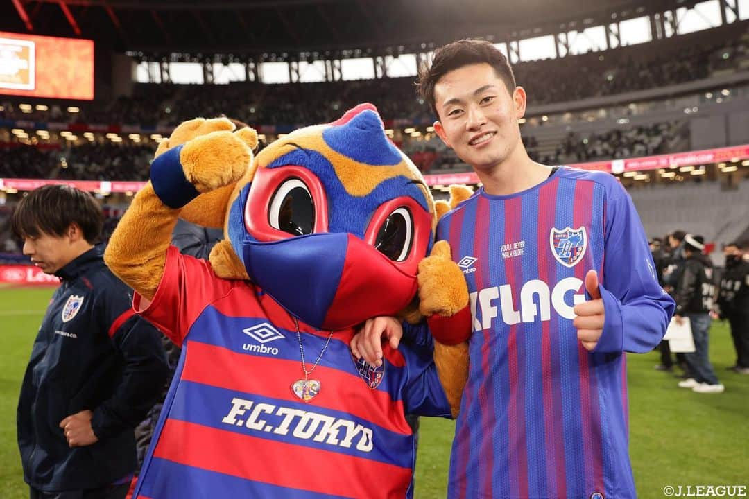 Ｊリーグさんのインスタグラム写真 - (ＪリーグInstagram)「#ＦＣ東京 が #ルヴァンカップ 3度目の優勝を飾る🏆🔵🔴  #Ｊリーグ #ルヴァンカップ #ルヴァンカップ決勝 #届けフットボールのチカラ   #fctokyo #🔵 #🔴  #おめでとう﻿ #congratulations﻿ #winners #🎉 #㊗️   #レアンドロ  #アダイウトン #渡辺剛  #品田愛斗」1月4日 17時52分 - jleaguejp