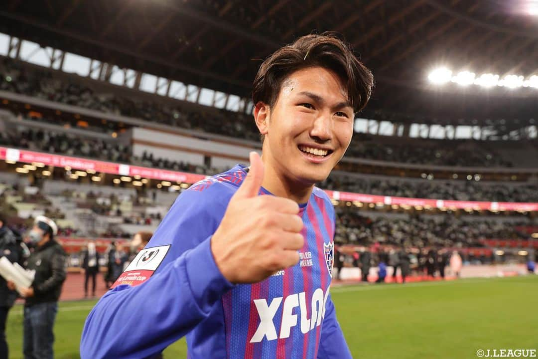 Ｊリーグさんのインスタグラム写真 - (ＪリーグInstagram)「#ＦＣ東京 が #ルヴァンカップ 3度目の優勝を飾る🏆🔵🔴  #Ｊリーグ #ルヴァンカップ #ルヴァンカップ決勝 #届けフットボールのチカラ   #fctokyo #🔵 #🔴  #おめでとう﻿ #congratulations﻿ #winners #🎉 #㊗️   #レアンドロ  #アダイウトン #渡辺剛  #品田愛斗」1月4日 17時52分 - jleaguejp