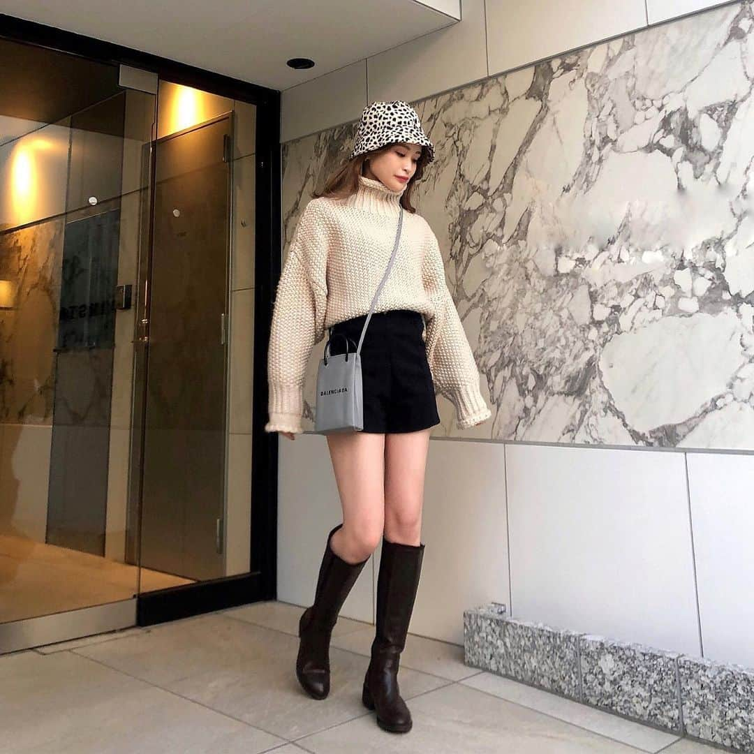 都築青空さんのインスタグラム写真 - (都築青空Instagram)「𝐖𝐢𝐧𝐭𝐞𝐫 𝐟𝐚𝐬𝐡𝐢𝐨𝐧 🩰  boots @amail_official  knit @amail_official  hat @amail_official  bag @balenciaga   AMAILが可愛すぎるよ〜！♡ . .  #amail #アマイル #ootd#outfit#mylook#fashion#プチプラコーデ #今日のコーデ#きょコ #154cmコーデ#おチビコーデ #チビコーデ #シンプルコーデ#カジュアルコーデ#お洒落さんと繋がりたい #着回しコーデ #あおぞら私服 #冬ファッション」1月4日 17時54分 - aozora723