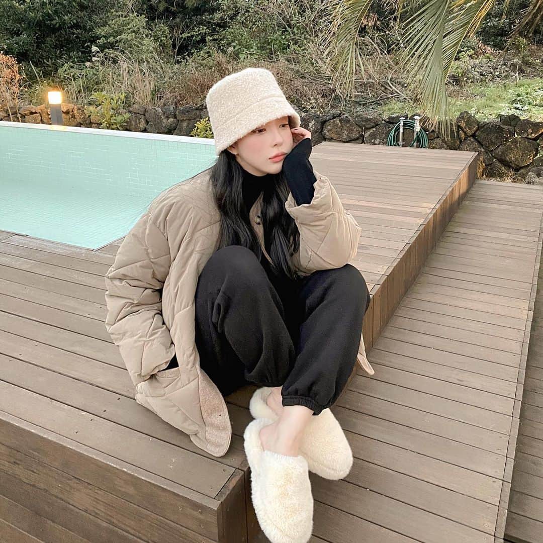ユン・アラのインスタグラム：「따시고 포근한게 좋아요 ☁️☁️  요번 마켓에는 정말 편하고 예쀼zl 한것들로 준비했답니다😝???? 저번 자켓도 반응 좋아서 재진행할거에요 🤎 #수요일오픈이에요」