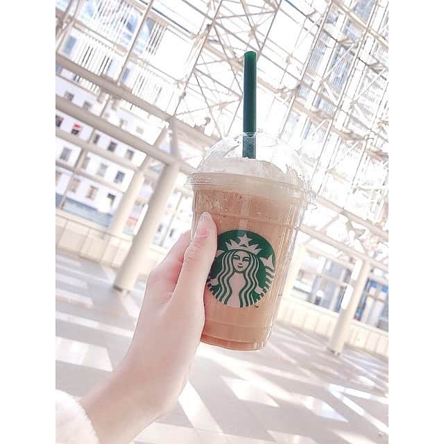 北畠愛唯のインスタグラム：「‪🍓🤍 . ･ 今年初スタバ飲んだ~😽 アールグレイハニーホイップフラペチーノめちゃくちゃ美味しい🥺🤍 . あと初詣行ってきて、家族みんな大吉だった😹 沢山いい事あるといいな❕😸 . ･ ‪▹◃┄▸◂┄▹◃┄▸◂┄▹◃┄▸◂┄▹◃‬  #13歳 #中1 #スタバ #アールグレイハニーホイップフラペチーノ」